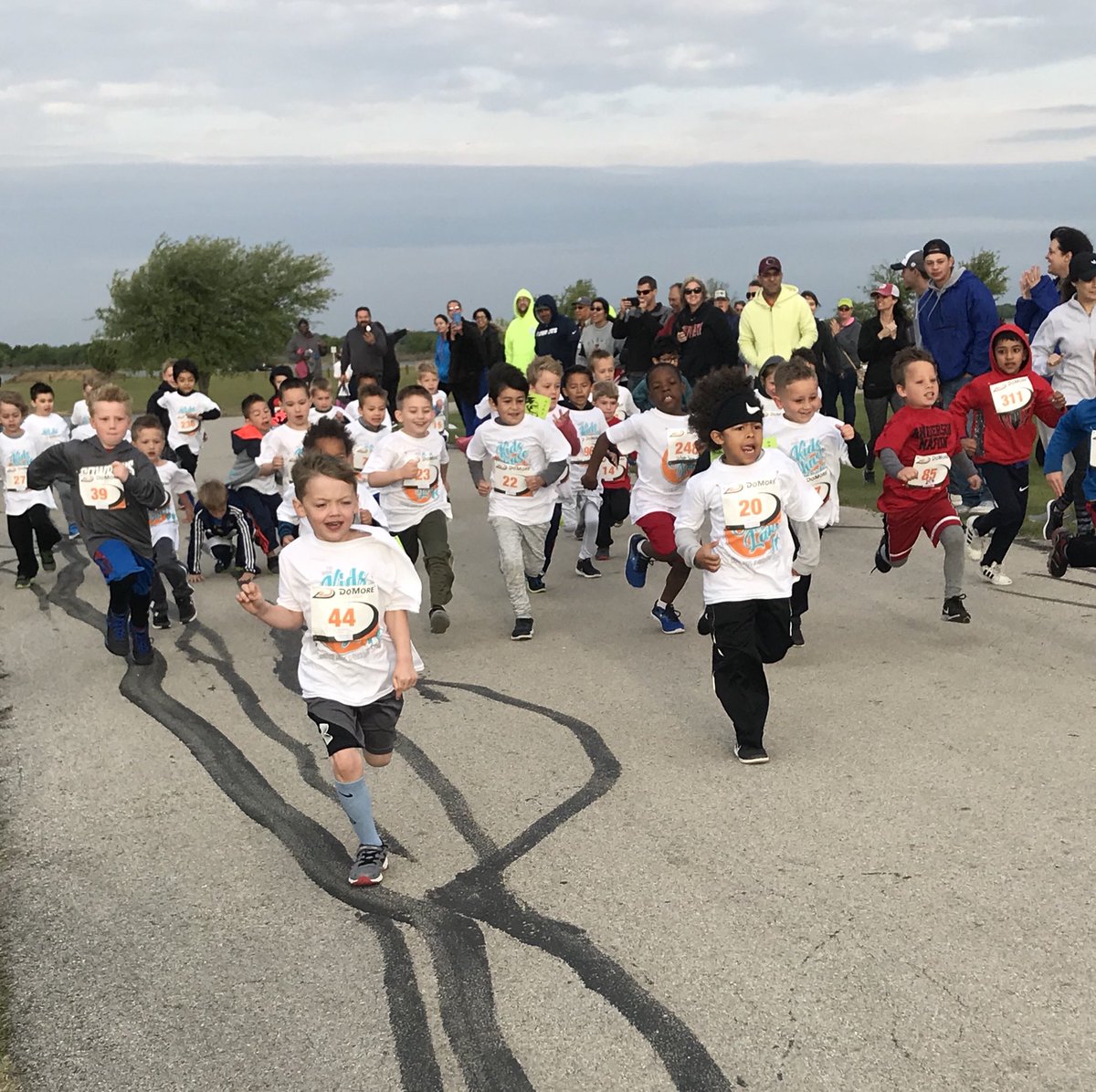ToniHall5's tweet photo. @TheColonyTexas Chase by the Lake this morning! Run! @LewisvilleISD #LISDCulture @jollyraype @LISDWellness @PCESMcDaniel @RebeccaChirinos https://t.co/bkXaARZwX1
