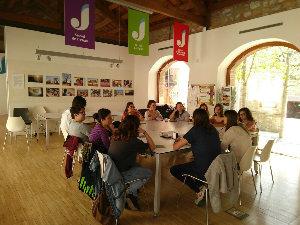 vicjove's tweet photo. 📷 Consell de Joves! 🗣
Avui ens hem trobat per parlar de:
1️⃣ Opcions que ofereix @vic_ciutadania
2️⃣ Presència de bar a les 8h de Festa Major 
3️⃣ Vídeo promocional del #ConselldeJoves https://t.co/rtx7bblHrZ