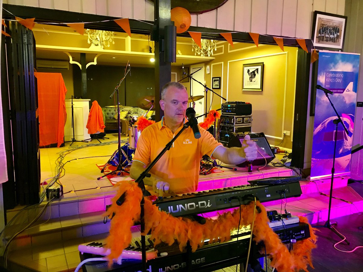 Unieke beelden nét voor aanvang optreden... KL We Luv You!