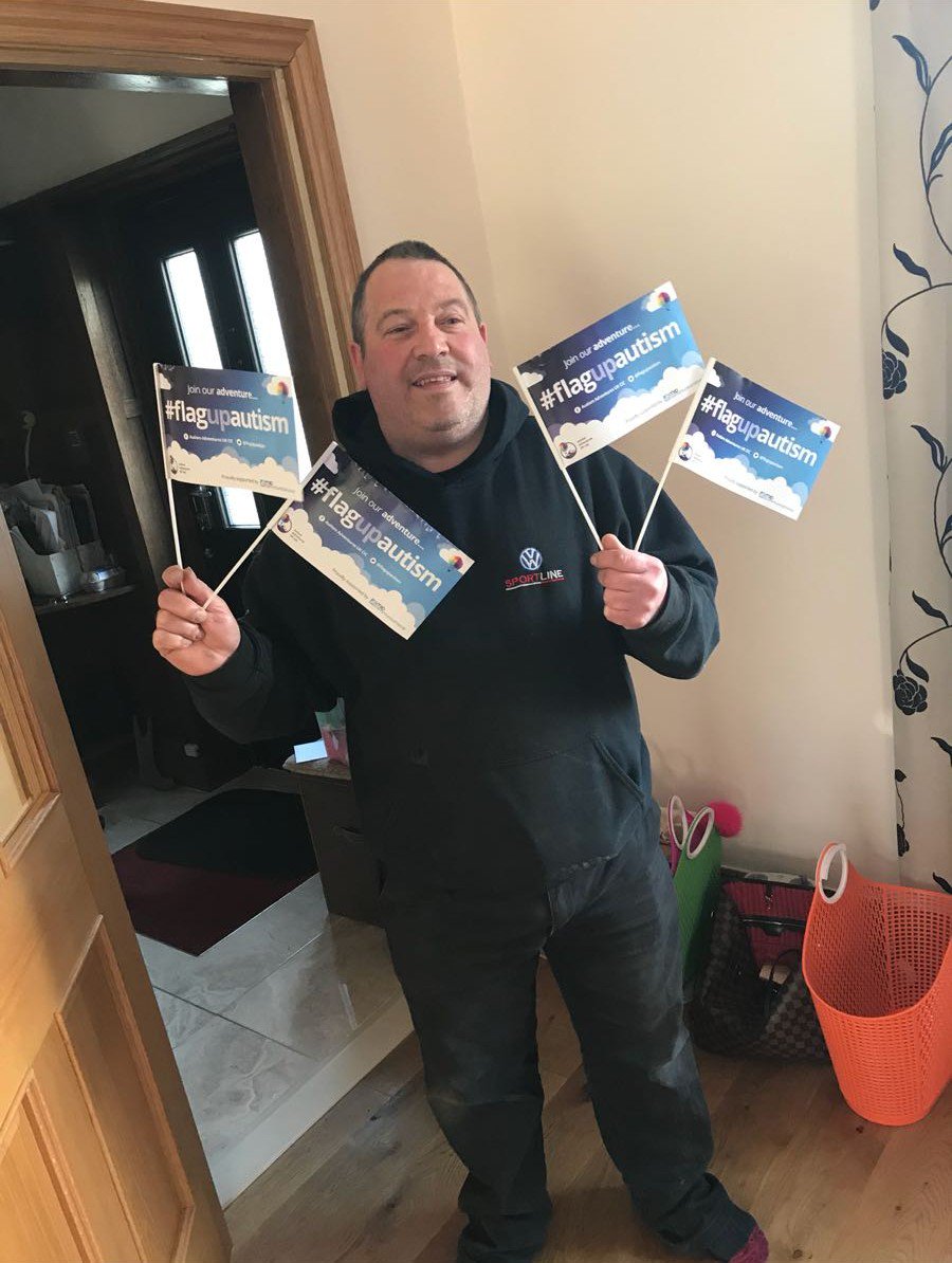GuruLukeHinch's tweet photo. Sean showing his support for @flagupautism
#O2Buxton #AutismAwareness
@MIDCommsUK @RachelAshcroft2 https://t.co/JA7Pd7sPuC