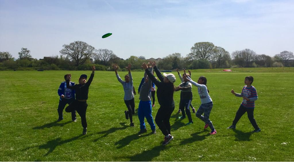 BarhamPrimary's tweet photo. Miss Pagarani’s army vs Miss Nav’s warriors! Frisbee battle commence! #frisbeechallenge #residentialfun #day2 #kingswood #year5 https://t.co/2D5AmZMm48