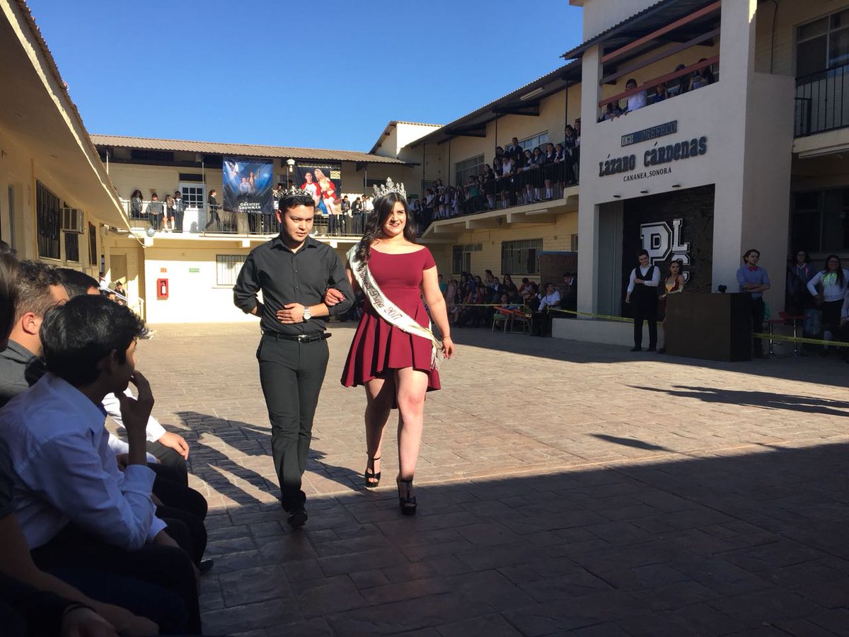 SociedadDoo's tweet photo. Nuestros reyes haciendo gala en la presentación de Srita Prepa 2k18 👑 https://t.co/Yg3UM7gmtD