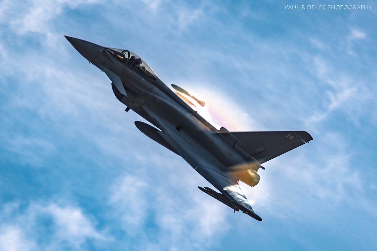 Conditions where perfect on Wednesday morning! 
Incredible vapour being pulled over <a href="/TyphoonDisplay/">Typhoon Display Pilot</a> 🚀🌈💨

#Avgeek #500pxrtg #socialmediamarketing #airshow #bringthenoise2018 #typhoon #fighterpilot #Aviation #vapour #ThePhotoHour <a href="/BAESystemsAir/">BAE Systems Air</a>
