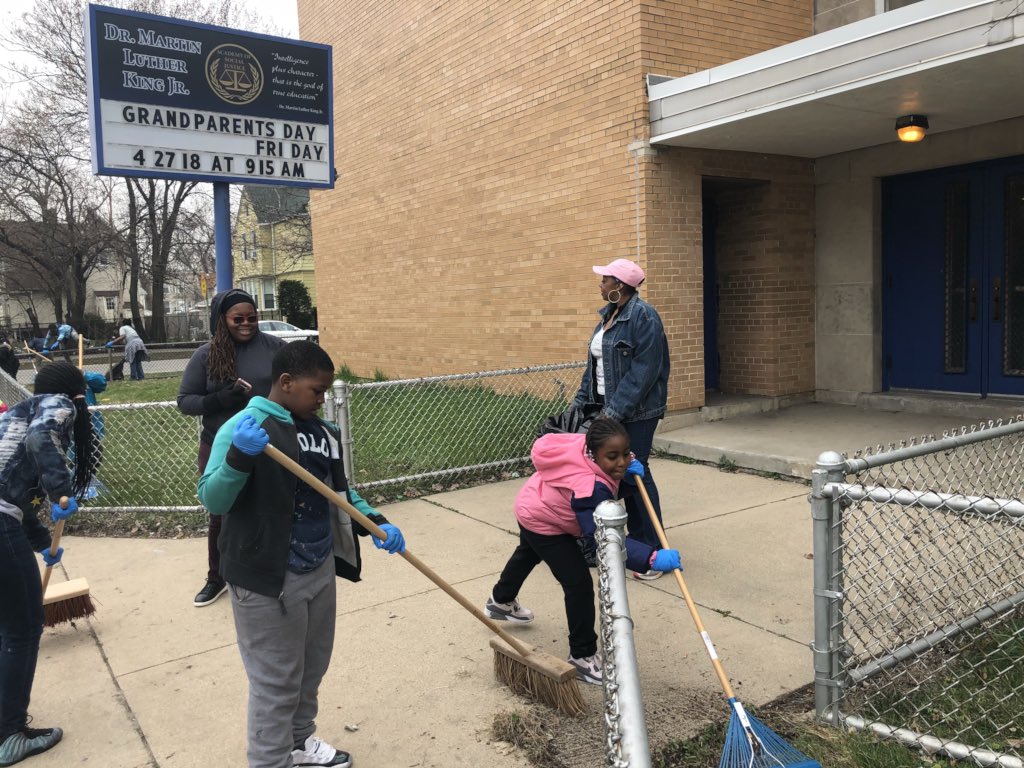 CPSNetwork11's tweet photo. Principal Thurmond leading the clean up @KingESChicago #EnglewoodUnityDay https://t.co/kWylRd0umi