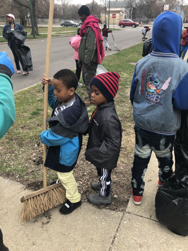 CPSNetwork11's tweet photo. Principal Thurmond leading the clean up @KingESChicago #EnglewoodUnityDay https://t.co/kWylRd0umi