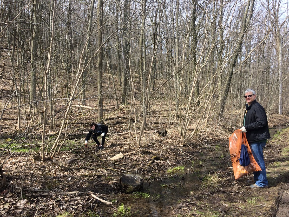 WoodviewMHAS's tweet photo. In honour of #EarthDay, Woodview staff and friends took part in the annual @EscPrj clean up! Great day to be out in beautiful #HamOnt #EscPrj #Chedoke #WoodviewCulture https://t.co/qBrgAqYi8C