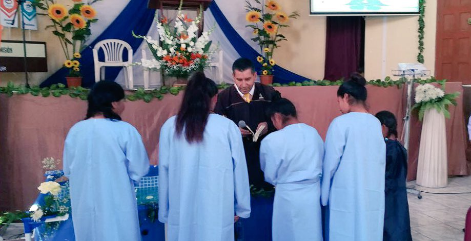 AdventistaAPSur's tweet photo. Hoy muchos renovaron su pacto con Dios y otros decidieron entregarle su vida, porque Cristo es “Agua que satisface” su vida. #Revive5 #LluviasDeBendición #MPS https://t.co/NsUjolsvZV