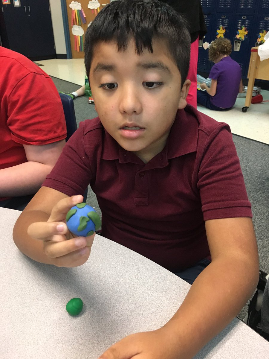 Jodie21178's tweet photo. Learning about our planet and ways to take care of it. #earthdaycookies #lifeinroom43 #claybonstrong #cookinglab https://t.co/fixiNLD02P