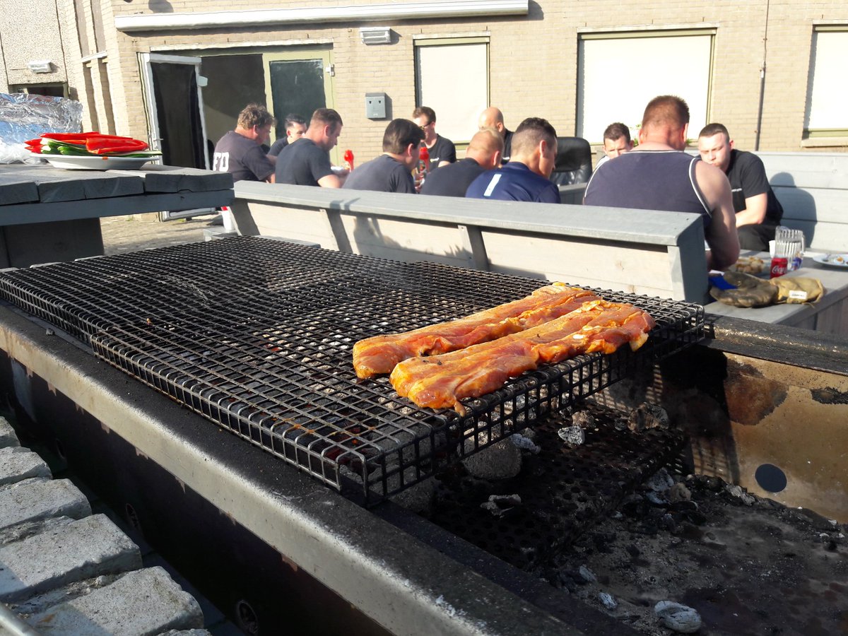 Tojofe's tweet photo. Je moet iets als de kookplaat kapot is 😜 #Brandweer @VlbEindhoven #Barbecue. Een leuke dienst weer gedraaid. Goed getraind en enthousiast gesport #Bploeg https://t.co/YHdGtUWciq