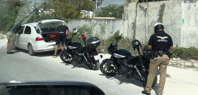 Solo_Sw78's tweet photo. Esto pasó hace unos minutos en la salida a Mérida (Av Lopez Portillo) De nuevo agentes de tránsito 🐖🐖 municipal #EXTORCIONANDO turistas @rembertoestrada @VivoEnCancun @AytoCancun @SSP_QROO https://t.co/M4zO9JIiEr