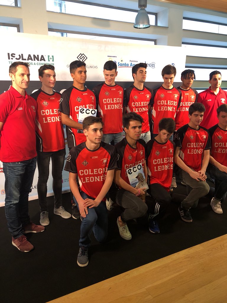 Llegan algunos de los premiados como el equipo de Baloncesto del <a href="/Colegio_Leones/">Colegio Leonés</a> #leonesp #PremiosEco