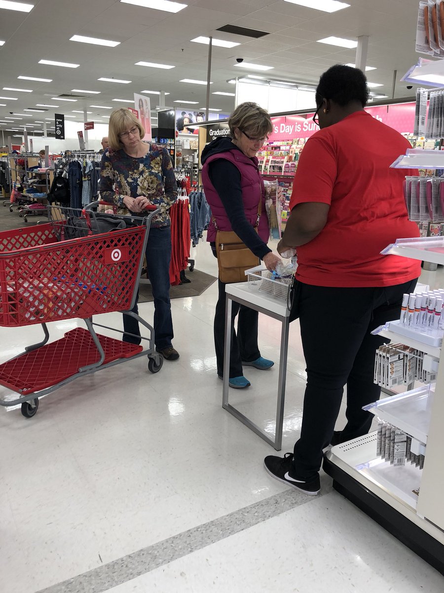 BeautyTeam0905's tweet photo. Guest are loving our demo table! Free samples and goodie bags?! 😍  T-905 Beauty Team knows how it’s done 😎 @maddy_g622 @abbynel89 @newage_lois @ChristyBee13 @thaEscie @AmberHafron @Ayo_ItsMARI_ https://t.co/xsBgjkkFpX