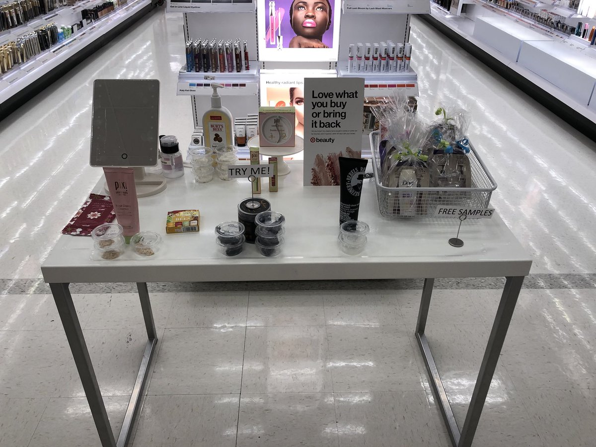BeautyTeam0905's tweet photo. Guest are loving our demo table! Free samples and goodie bags?! 😍  T-905 Beauty Team knows how it’s done 😎 @maddy_g622 @abbynel89 @newage_lois @ChristyBee13 @thaEscie @AmberHafron @Ayo_ItsMARI_ https://t.co/xsBgjkkFpX