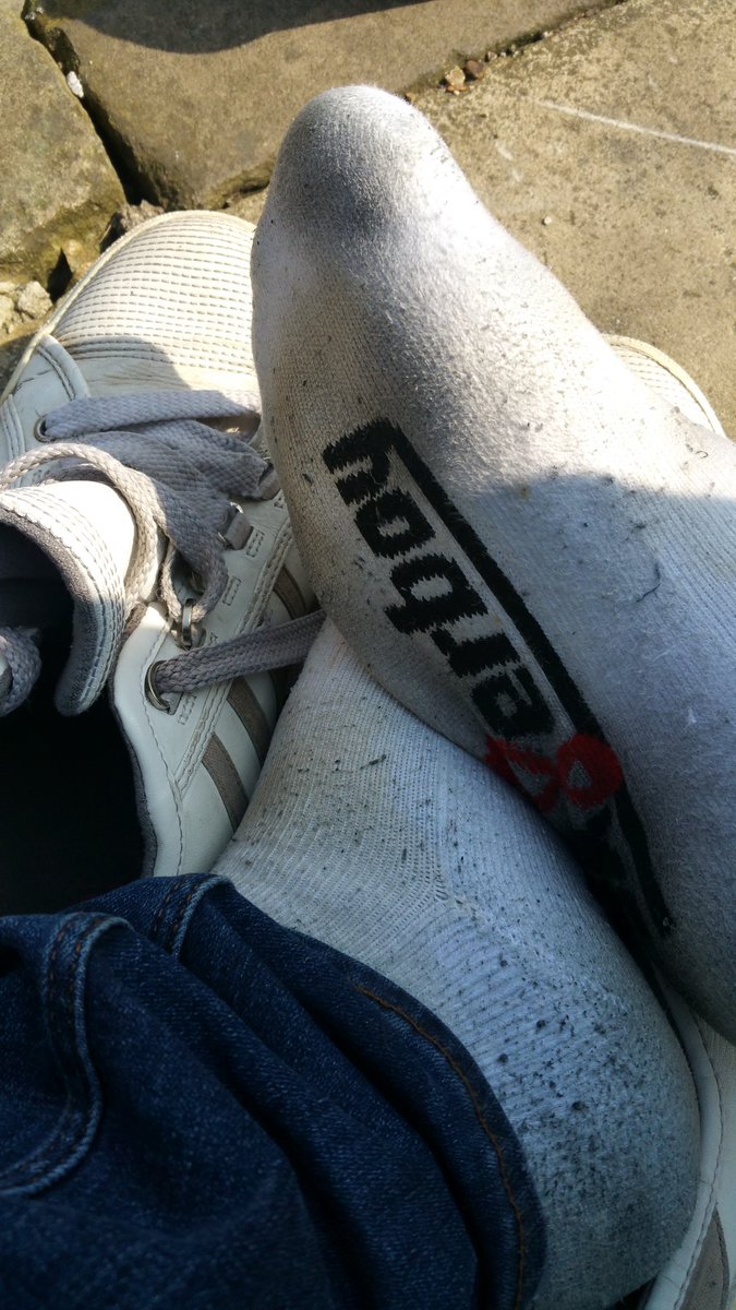 StinkyMaleSocks's tweet photo. Day 10 #3WeeksStraightSocks, sweltering heat, hot sweaty walk earlier, now in my boots for a 10hr late shift, stinking proper! Need a nose under these as I slowly pull off trainers, any foot scent junkies please? Liking the look? DM me 😜 #sweatysocks #footfetish #stink 😈😷👃😜 https://t.co/ppFpManlHt
