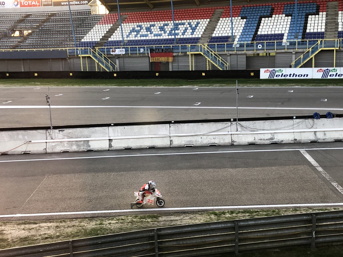 Nog steeds een coureur in de pitstraat!? <a href="/WorldSBK/">WorldSBK</a> #TTAssen