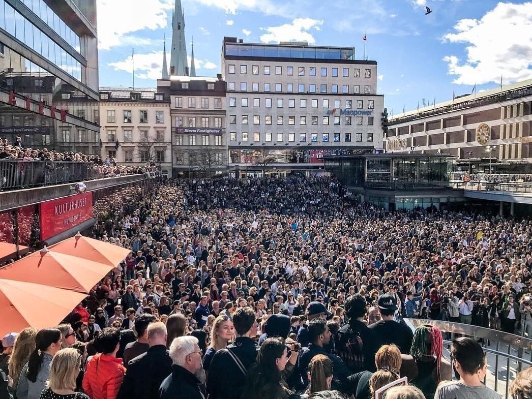 Just an incredible photo of the people of Stockholm gathering this morning for an Avicii memorial ❤️