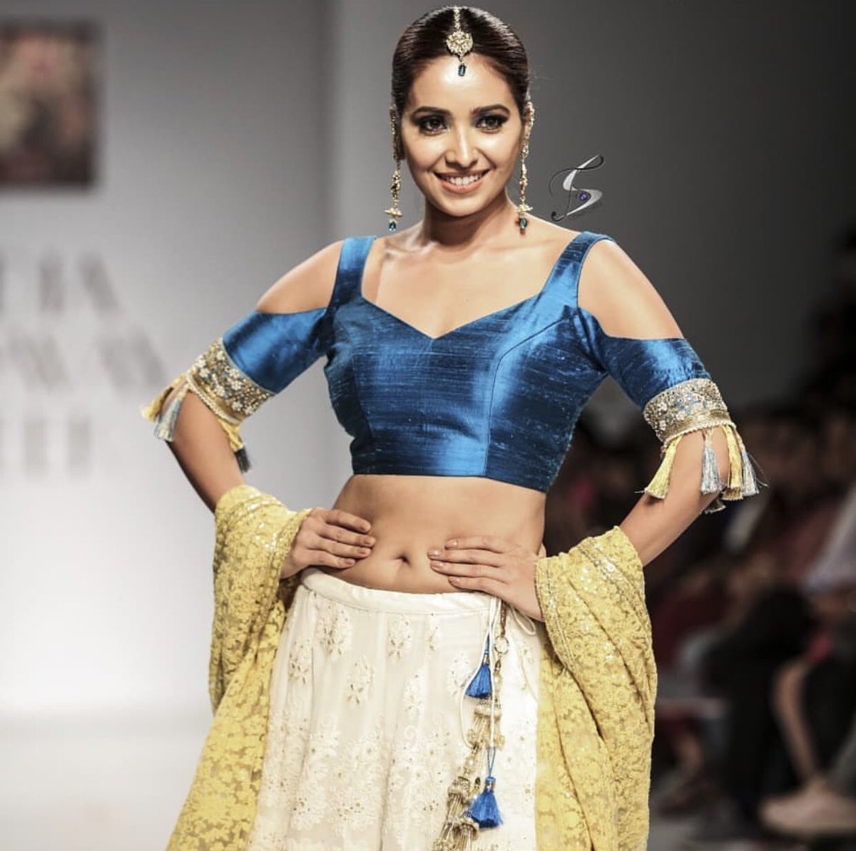 AshaNegi_Fans's tweet photo. The gorgeous Asha Negi with Soniya Saanchi walking the ramp at India Runway Week #IndiaRunwayWeek #DLFPlace #Elegance #Class #Perfection 🌹🌹
Showstopper 😍😍❤️❤️🦋
Credit: Snaps Flick https://t.co/QPoqrDRFAS https://t.co/kg62YPLiCD