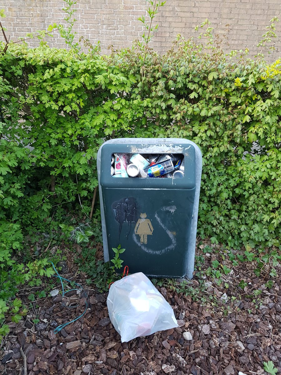 MMLVDV's tweet photo. Beste @Leiderdorpinfo kan hier misschien wat aan gedaan worden? Zou geweldig zijn als deze bak wat vaker wordt geleegd in de speeltuin achter de Florijn. Anders weten de jongeren niet waar ze alle blikjes Redbull moeten laten behalve op de grond. #vuilnisbak #zooitje #jammer https://t.co/bVBhnS3we5