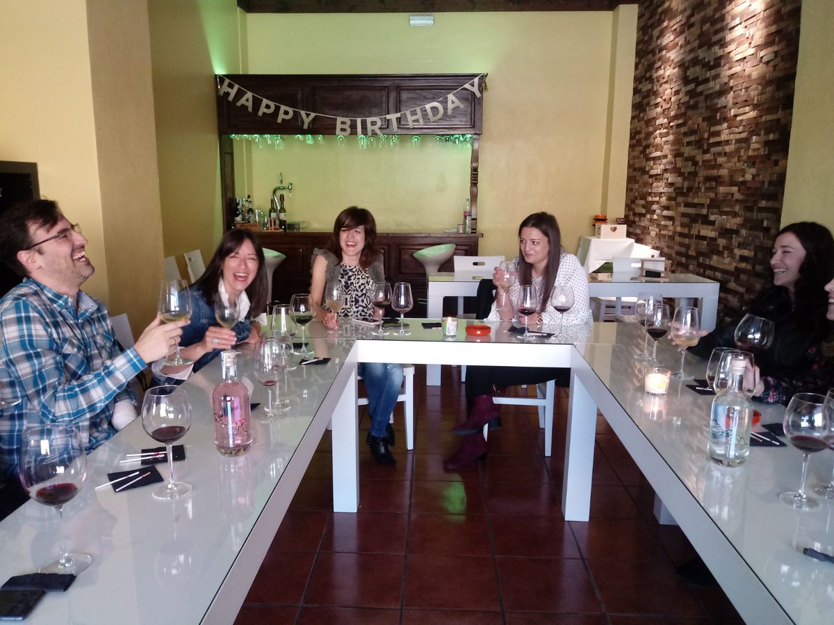 Tuvinycoo's tweet photo. Todo esto hemos degustado e invertido en salud con esta cuadrilla de cabretoneros tan guapos y guapas !!!

#Inversionensalud #Tuvinycoexperience #cabreton #wine #beer #Ginebro #planesmolonesdesabado https://t.co/qtBZlcNc5C