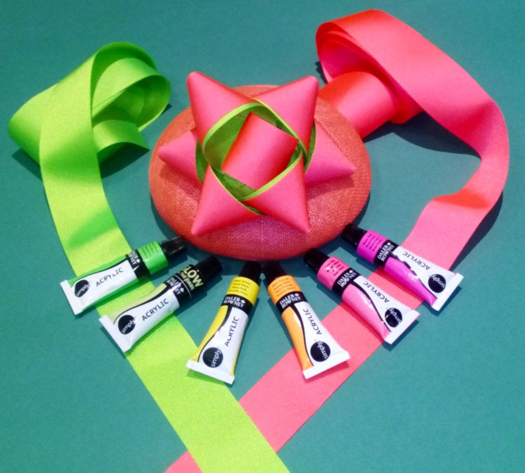 TamaleMillinery's tweet photo. Loving working with neons at the moment. Must be a flashback to my youth! 😄💃🏻👒🌺

#neon #90s #rave #housemusic #hats #millinery #dorset #sinimay #acrylic #grosgrain #sping #summer #HandmadeHour #percher # https://t.co/qkuq0iUtTn
