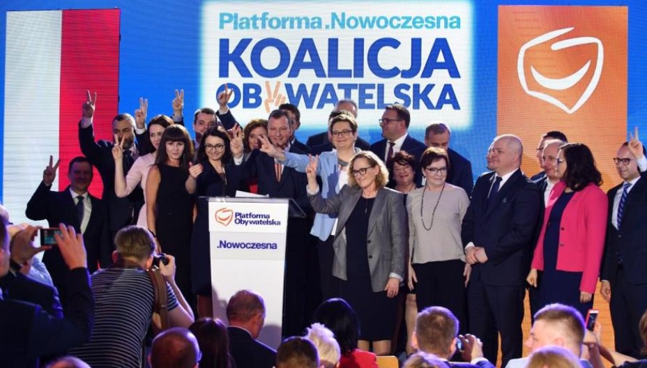 RepublikaTV's tweet photo. Polacy po prostu zaorali całą opozycje! ZOBACZ SONDAŻ

#wiemlepiej

https://t.co/zsIXLVMteA https://t.co/sgPKZP5Tn1