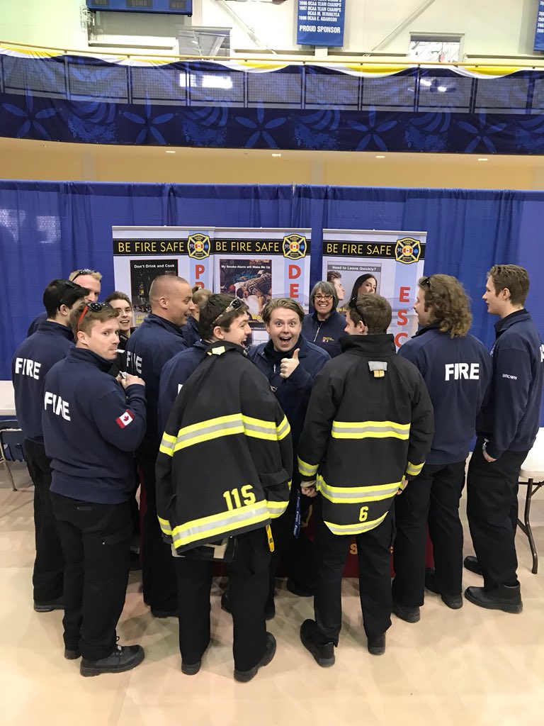 Barrie_Fire's tweet photo. Pre-Service firefighting students volunteered at the College open house today, and then came to check out the Barrie Fire booth. #MoreThanFires #Volunteers @georgiancollege https://t.co/sB2Rz1SQyi