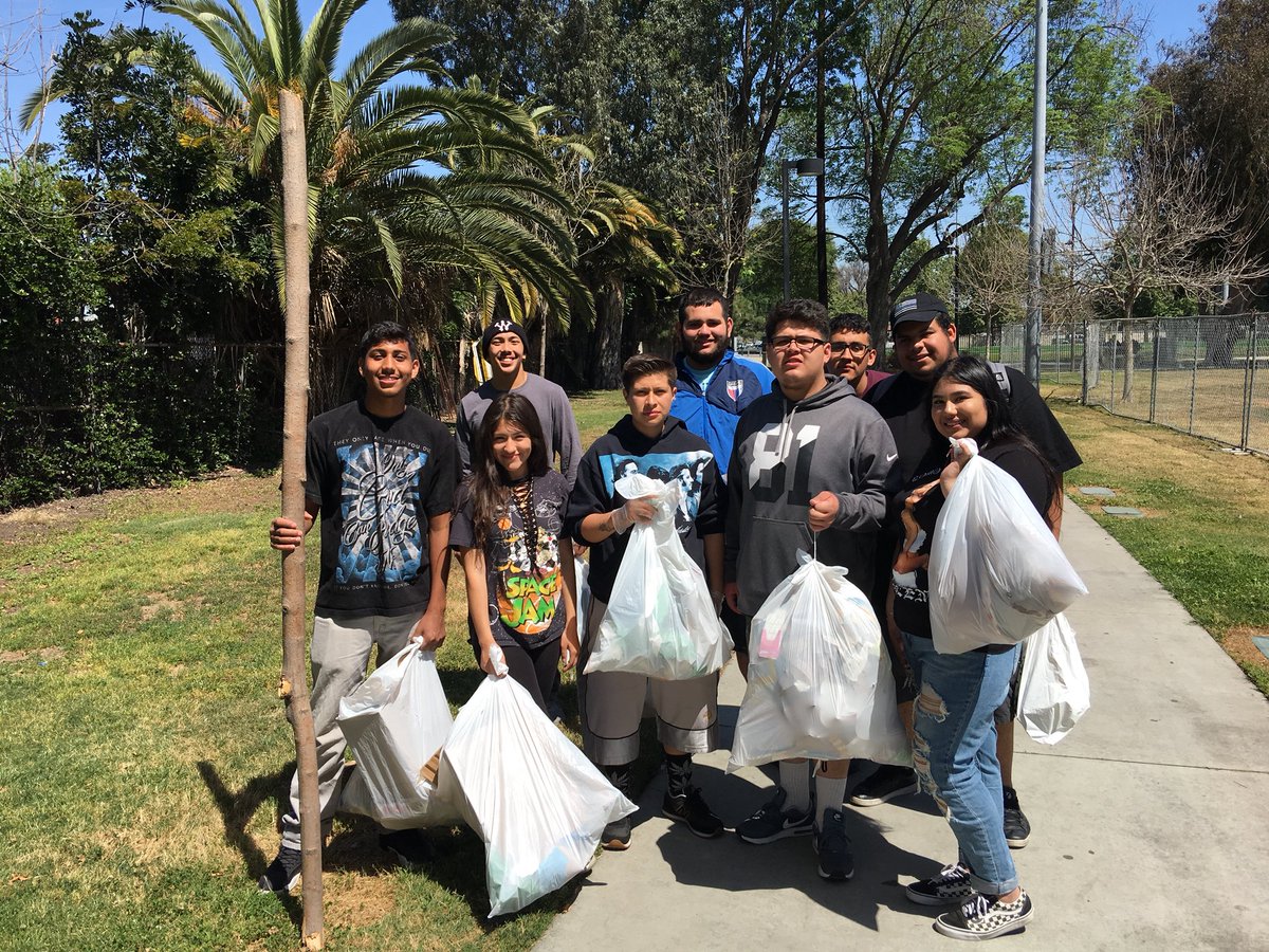 CabrilloAGL's tweet photo. AGL students serving their community - Hudson & Admiral Kidd parks a little cleaner @ItsonChris @portoflongbeach #ProudToBeLBUSD #JagPride #EarthDay2018 students planned and organized the event - Real World learning-beyond the 4 Walls of a Classroom https://t.co/f43HKK60l1