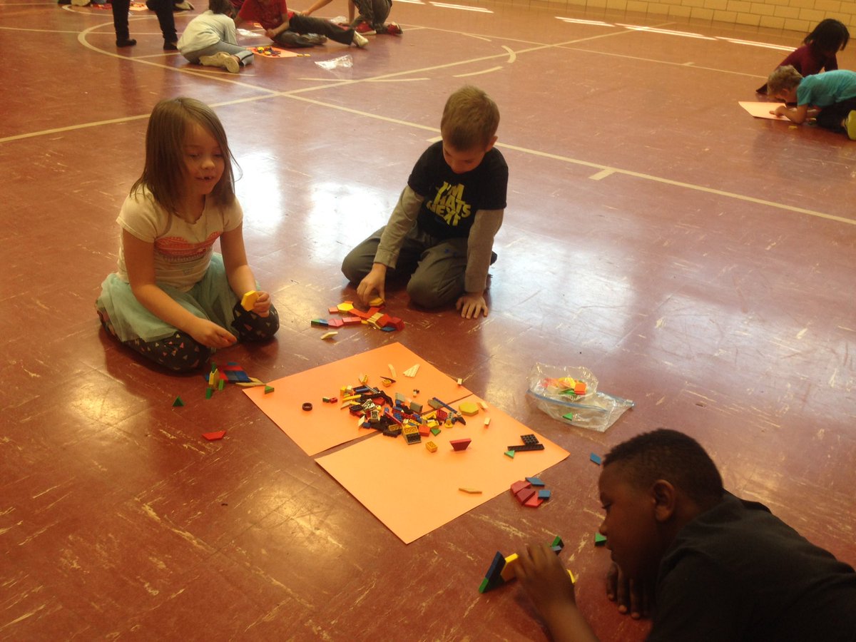 RBJayhawk74's tweet photo. Creating geometric patterns with our first grade buddies. #rberoadrunner https://t.co/qt1Wu1RULG