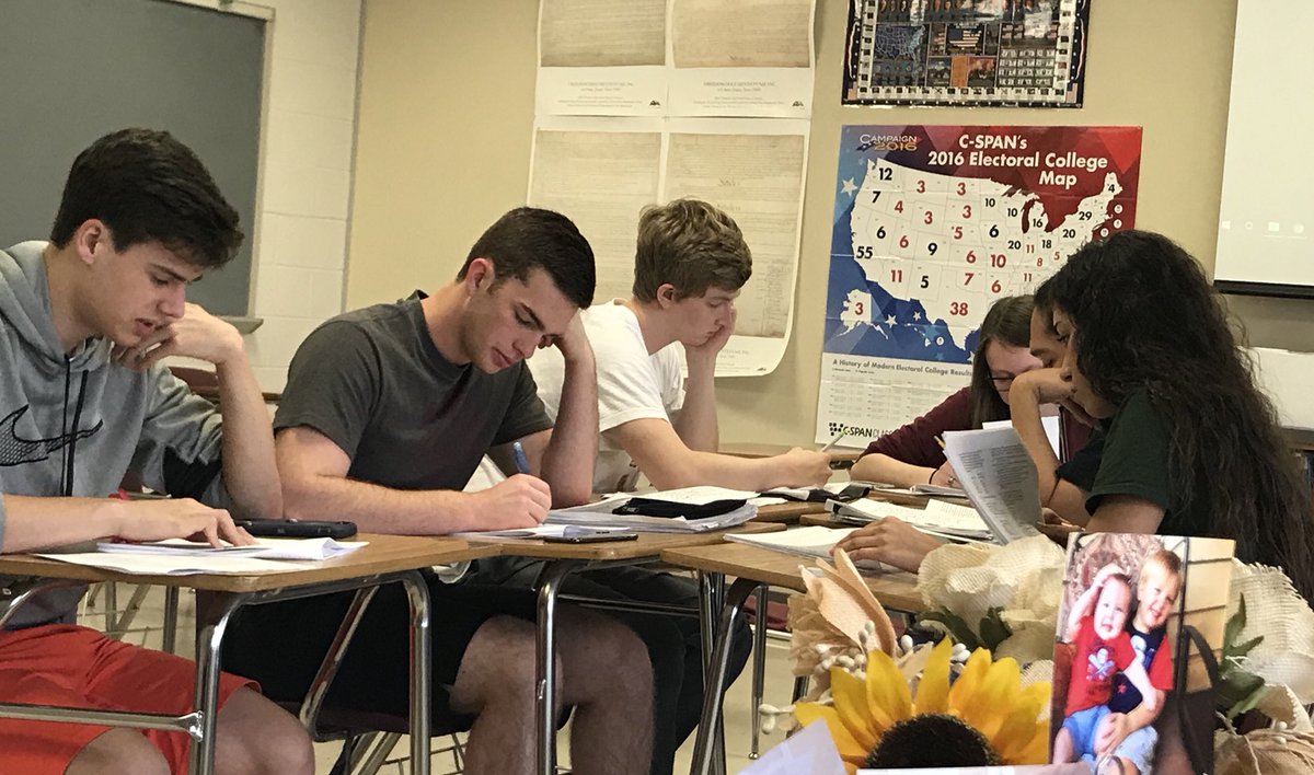 mrsmarrs_mhs's tweet photo. When the Fed decreases the reserve requirement in an inflationary gap... 😳🤨🧐🤔😬😵 #apmacro #reviewsessions #MHSGoDogs https://t.co/6UCoOUC3NZ
