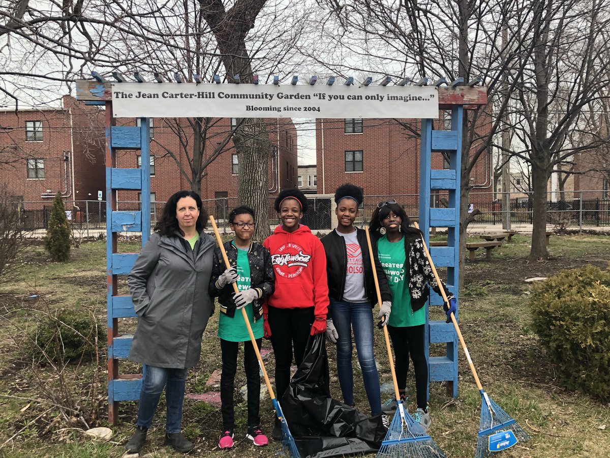 CPSNetwork11's tweet photo. @NicholsonSTEM_ clean up led by @CPSParentU Ambassador Mrs. Dyer. #EnglewoodUnityDay #cleanngreenchi https://t.co/rSQ6Q1AzMC
