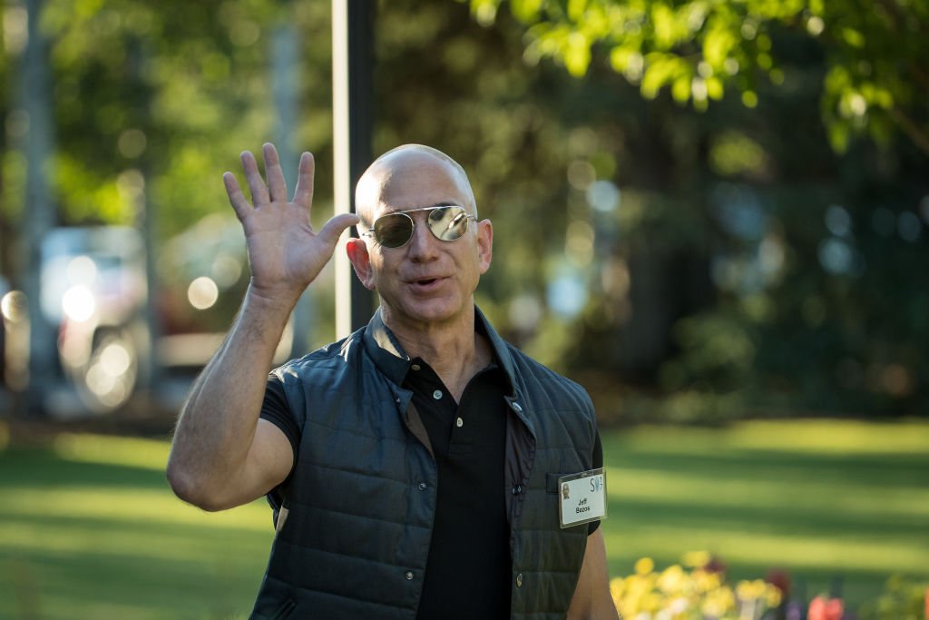 business's tweet photo. $28,446: The median annual compensation of Amazon employees

$1.68 million: The reported total compensation of CEO Jeff Bezos in 2017
https://t.co/2qGGM5EgB4 via @gadfly https://t.co/uSBb3T05xC