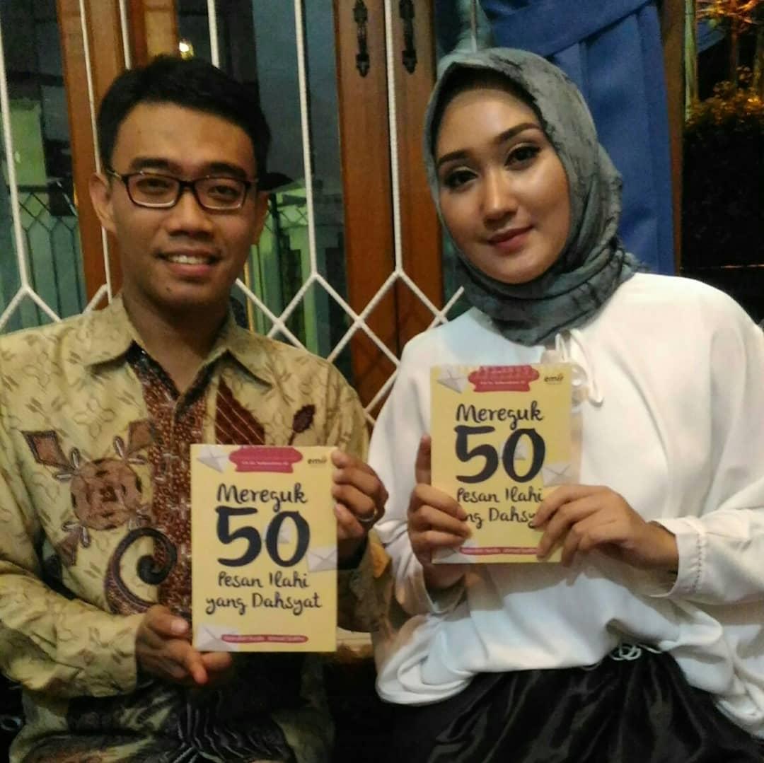 anasresidence's tweet photo. Aku dedikasikan spesial untuk #HariKartini2018 #SelamatHariKartini #Kartini #KartiniZamanNow beli di IBF JCC Senayan besok 22 April hari terkahir bro n sis sampai malam senin ! Diskon gede loch ! #kartiniDay #islamicbookfair2018 #IBF2018 #BookFair2018 #JCC https://t.co/WFh2jSbCKS