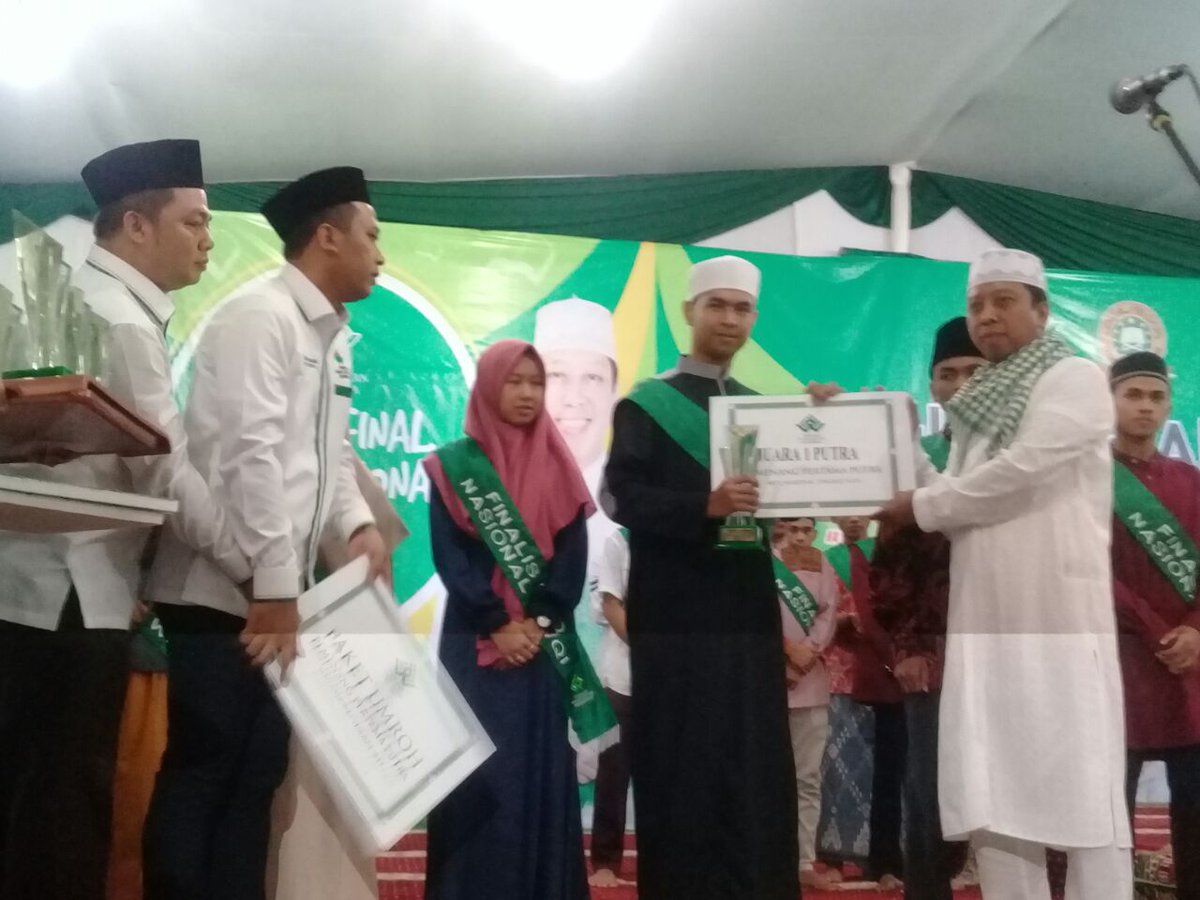 PPPJombang's tweet photo. Para pemenang MTQ Nasional menerima hadiah secara simbolis dari Ketua Dewan Pembina Yayasan Wakaf Quran Indonesia M. Romahurmuziy, Ketua YWQI Ach. Baidowi, Kemenag & PT. Sinarmas
#MTQNasionalGNWQ
#gusromy https://t.co/GxiRr2n76E