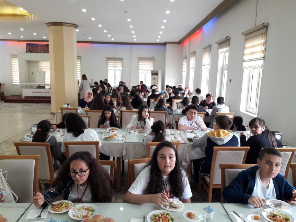 suleymansoylu's tweet photo. #BizAnadoluyuz projesi sadece doğudan batıya değil batıdan da doğuya uzanan kardeşlik köprüsünün adıdır.

Batıdan doğuya ilk sefer Ankara’dan Mardin'e 100 kişilik öğrenci grubuyla yapıldı.

Ramazan ayına kadar 1300 kardeşimiz #BizAnadoluyuz ile kardeşlik köprüsü kuracaklar🙏🏼 https://t.co/IXxMD9hGqU