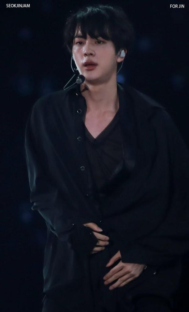 reallybadyeri's tweet photo. esse homem... cada detalhe ❤
#4THMUSTER #HappyEverAfter 
#HappyEverAfterJapan #4thMusterDay4 @BTS_twt https://t.co/joPmyeVUEY