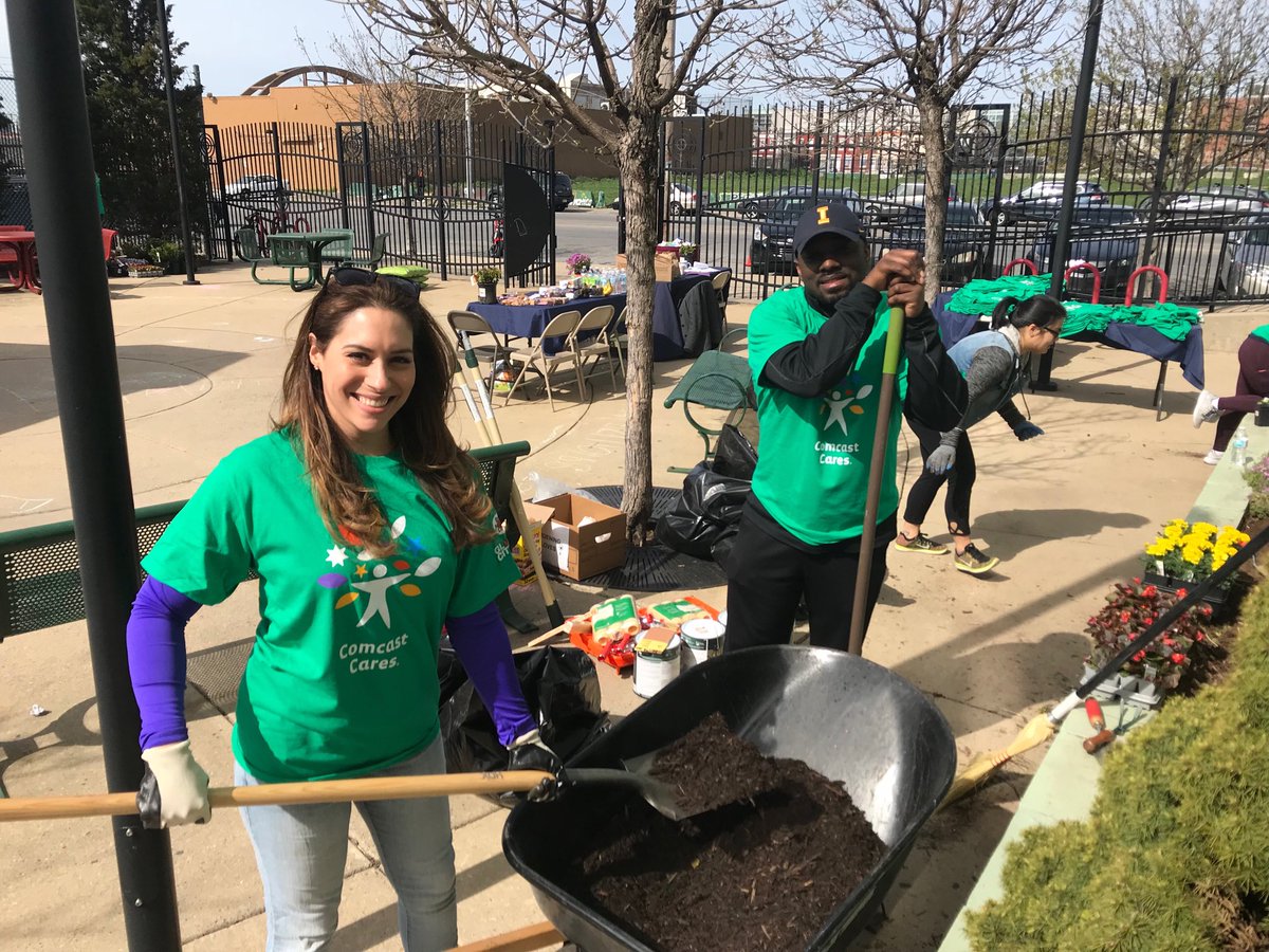 Telemundo62's tweet image. Ardua labor en Comcast Cares Day! #EquipoT62 #CCDay @UnidosNBCU