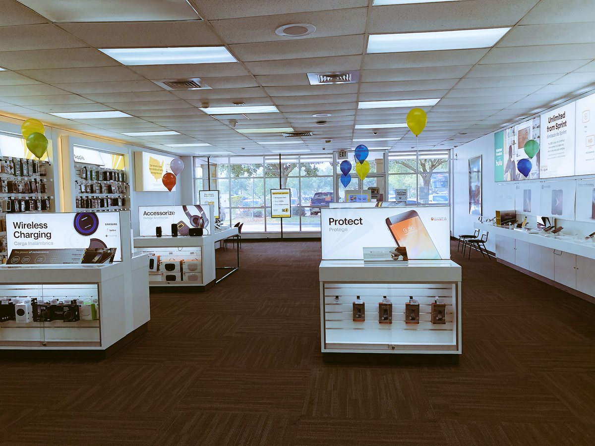 SprintStore7687's tweet photo. Ready to welcome our customers to #Sprint at our #Justforyou event @ChrisValle80 let’s have a great day today #Galaxyforever #iPhoneforever #iPhone8RED https://t.co/6vegKWBjhE