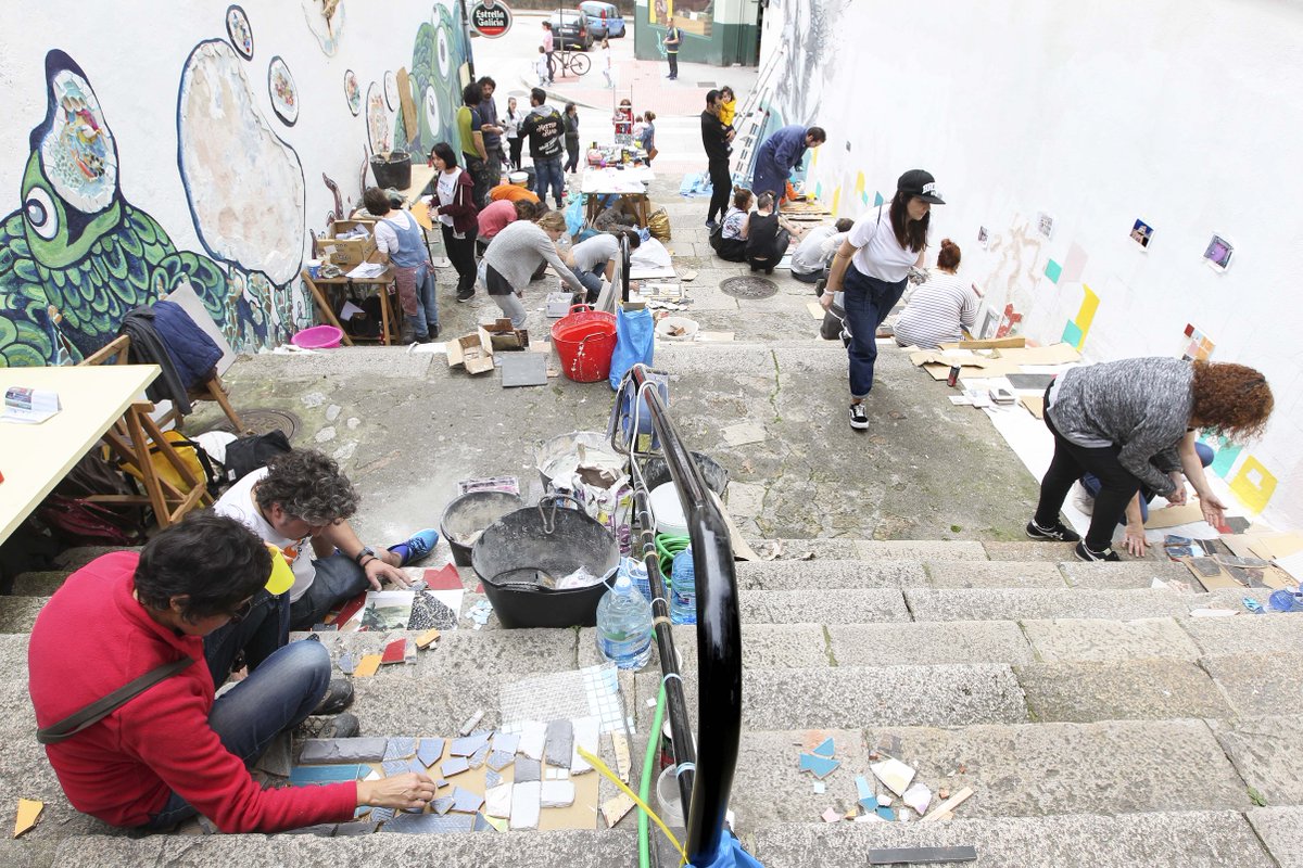 corunaparticipa's tweet photo. Galería | Os proxectos de innovación social do #CoLabCoruna do ano pasado teñen continuidade. Esta fin de semana @oasiscoruna avanza no mural das escaleiras da rúa Adelaida Muro, nunha convocatoria aberta a toda a veciñanza https://t.co/ih5K2bxoki https://t.co/l0oTa2eY2M