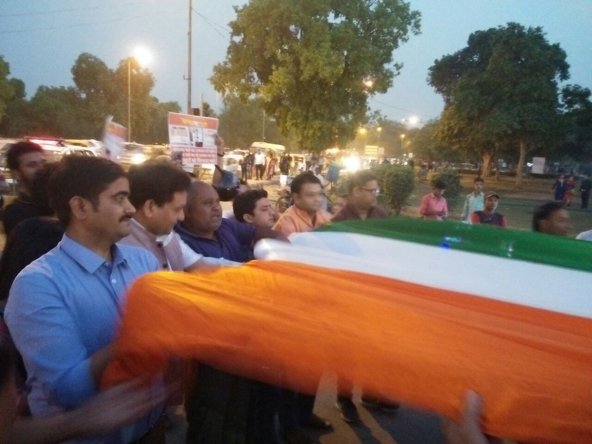 KapilMishra_IND's tweet photo. Tiranga March at India Gate - 

मेरे देश पर, मेरे धर्म पर हमला स्वीकार नहीं
देवी देवताओं का अपमान स्वीकार नहीं

200 फ़ीट लंबा तिरंगा आज इंडिया गेट पर लहराया गया - Great initiative by @ippatel @ShriguruPawanji @AdvAshwaniDubey https://t.co/jrTKKX4Gtq