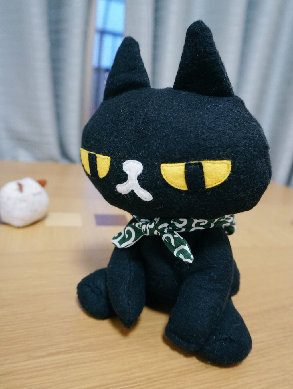 Twitter 上的 995 ｷｭｳｷｭｳｺﾞ ｶﾞﾁｬ ぬいぐるみ発売中 ジト目ちゃんぬいぐるみの量産verとして骨組み 無し 少しだけ小さく 風呂敷は中身入れられないverのものを３匹だけですがデザフェスで販売できたらと考えてます 写真のは骨組みの入ったものです