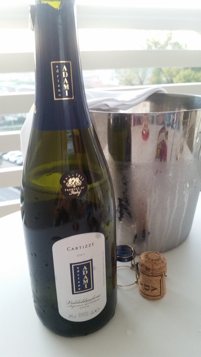 Super sunny day, following a super sunny week! Shall we open the #cartizze to celebrate? <a href="/AdamiProsecco/">Adami Prosecco Superiore</a> <a href="/astrumwines/">Astrum Wine Cellars</a>