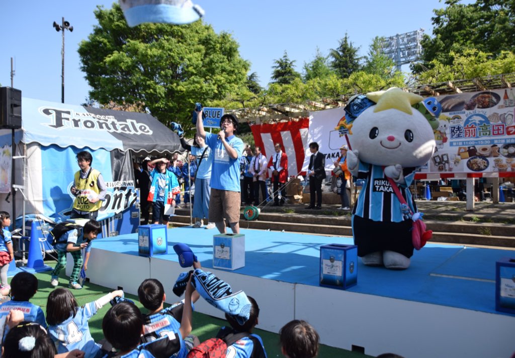 uno36bk's tweet photo. 神ちゃんのタオル振ってー!にほぼ躊躇なく振りまくってくれたサポーターの皆様、素敵でしたわー! #BLUEDREAMER #陸前高田ランド #川崎フロンターレ #神崎隆広 @kanzaki_taka まさにタオルの青い波! https://t.co/4u21IiBmGL