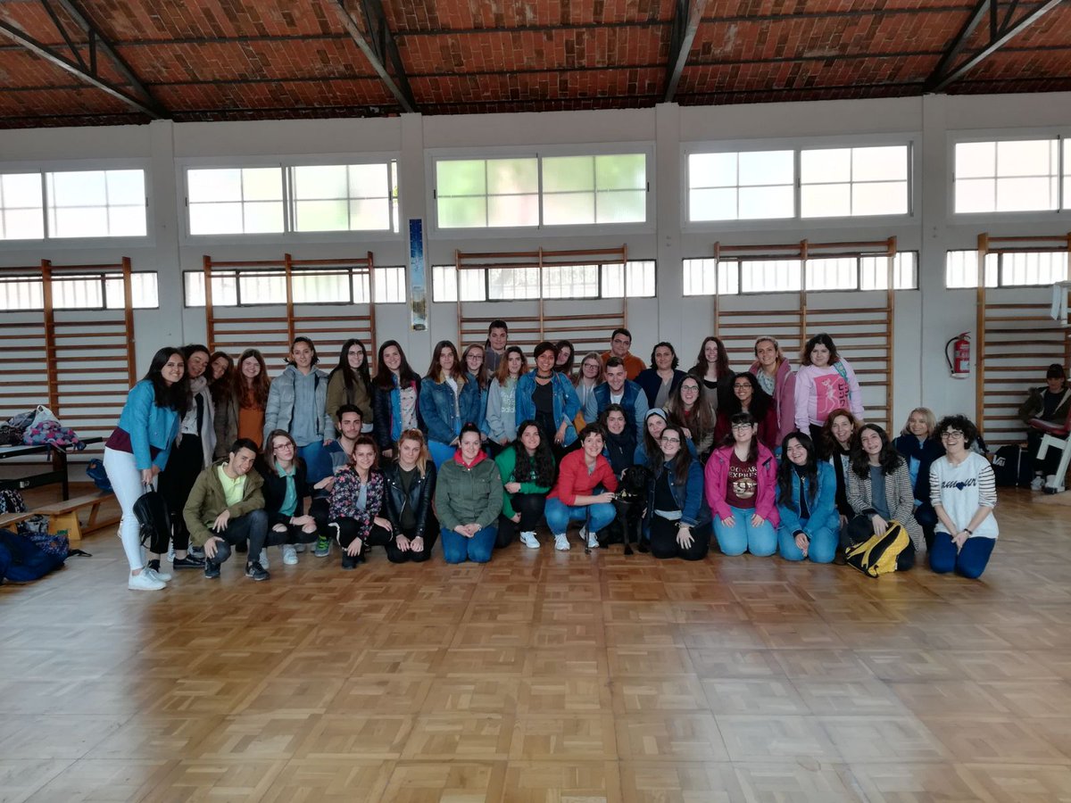 SagriLopez's tweet photo. Aprendiendo profesional y personalmente desde la admiración. Mañana de juegos adaptados, risas, goalball, experiencias... Gracias a Inma y a su inseparable Ianna. #ieselgreco #discapacidadvisual #cicloformativo #educacioninfantil https://t.co/gh3bfGOzll
