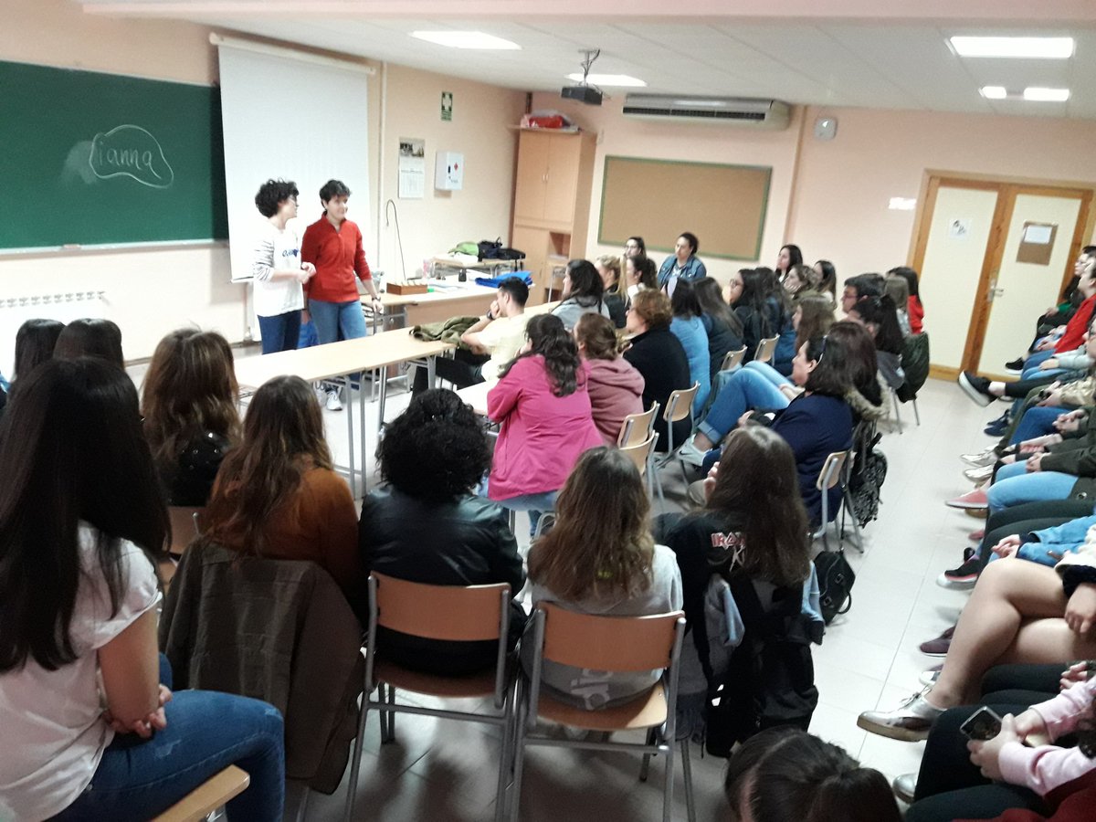 SagriLopez's tweet photo. Aprendiendo profesional y personalmente desde la admiración. Mañana de juegos adaptados, risas, goalball, experiencias... Gracias a Inma y a su inseparable Ianna. #ieselgreco #discapacidadvisual #cicloformativo #educacioninfantil https://t.co/gh3bfGOzll