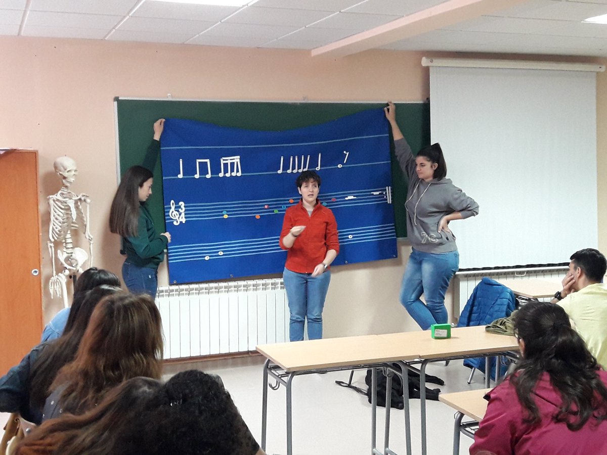 SagriLopez's tweet photo. Aprendiendo profesional y personalmente desde la admiración. Mañana de juegos adaptados, risas, goalball, experiencias... Gracias a Inma y a su inseparable Ianna. #ieselgreco #discapacidadvisual #cicloformativo #educacioninfantil https://t.co/gh3bfGOzll