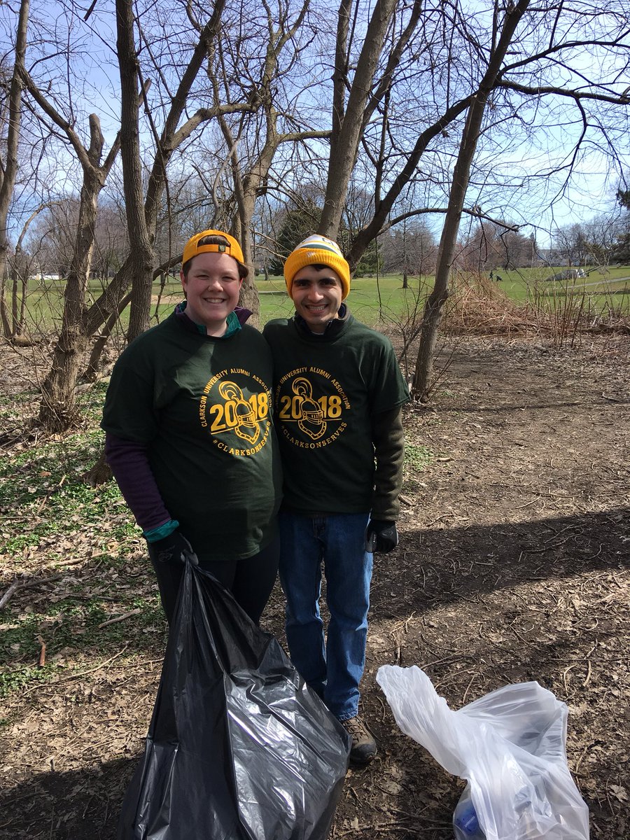 stavis31's tweet photo. #Clarksonserves happening with @ClarksonAlumni in Buffalo. Cleaning up shoreline https://t.co/T4Ys5mEUEP