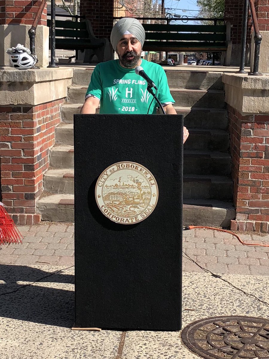 RaviBhalla's tweet photo. Great energy citywide in #Hoboken as over 600 residents are volunteering for the 2018 Spring Fling Community Cleanup. This is part of the Hoboken Green Team's Earth Day week efforts. Thanks to Director Pelligrini, Quanika Stover &amp; all the volunteers! #HobokenPride https://t.co/mlZeWg1HNm