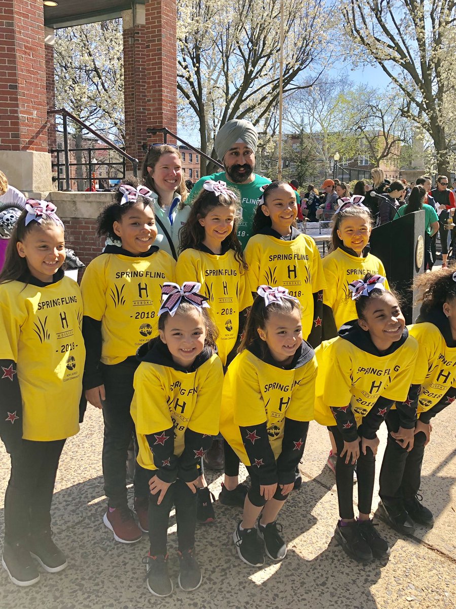 RaviBhalla's tweet photo. Great energy citywide in #Hoboken as over 600 residents are volunteering for the 2018 Spring Fling Community Cleanup. This is part of the Hoboken Green Team's Earth Day week efforts. Thanks to Director Pelligrini, Quanika Stover &amp; all the volunteers! #HobokenPride https://t.co/mlZeWg1HNm