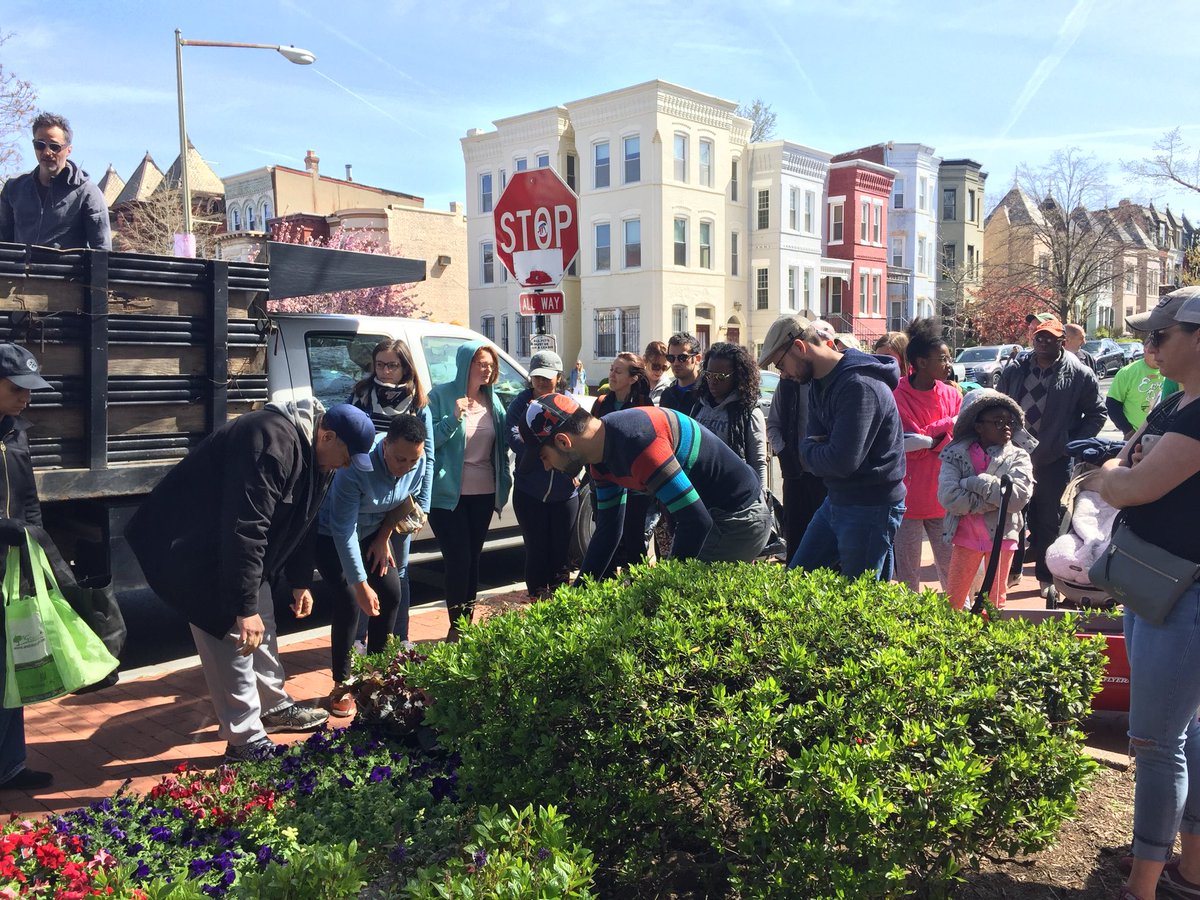 Always a great neighborhood beatification day in #BloomingdaleDC with <a href="/TJQ23/">Teri Janine Quinn</a> &amp; <a href="/BloomingdaleCA/">B'Dale Civic Assn</a> planting in yards and community spaces, plants funded by $ from ANC 5E, specifically Commissioners Bertha Holliday, Kate McClelland, &amp; Horacio Sierra.