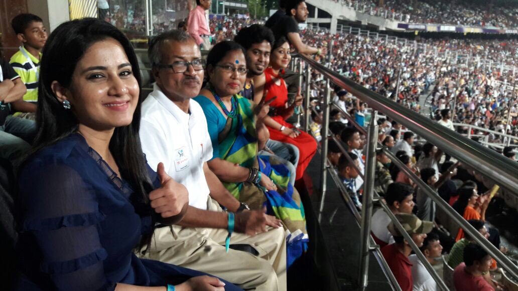 StarPlus's tweet photo. #STARPlusTicket2Cricket just got more interesting with #Avni joining the #MandalParivaar.
.
#STARPlusTicket2Cricket #VIVOIPL2018 #Winners #Family #Posers #NothingButTheBest #CheeringLoud #SpecialMoments #MomentOfTheDay #PicOfTheDay #Kolkata https://t.co/4FvVlbFJ9J
